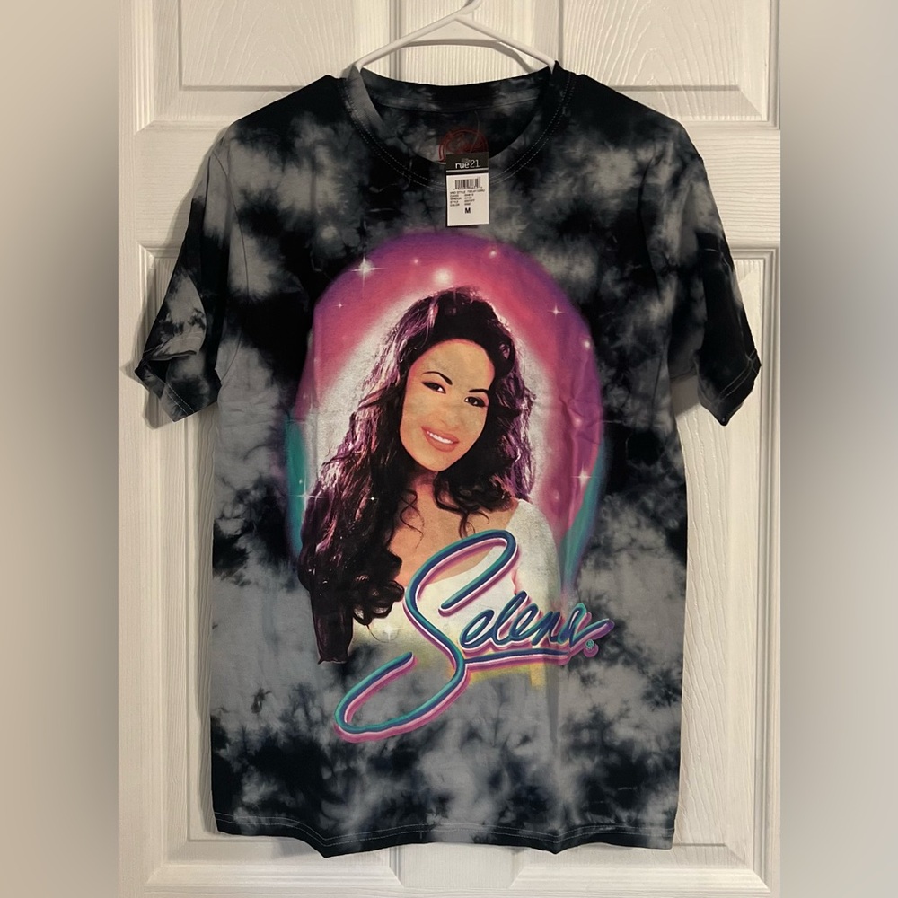 NWT Selena Short Sleeve Graphic Print Size Medium Crew Neck Tshirt